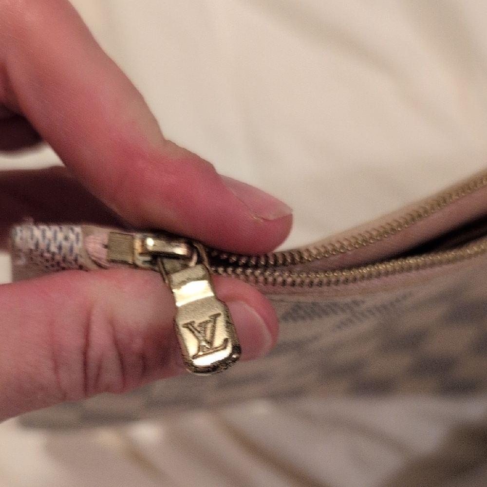 Designer-style Cream Checkered Wristlet Clutch - Picture 5 of 6
